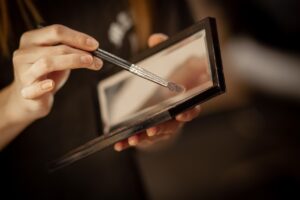 目元のエイジングケアに最適な化粧品は何ですか？
