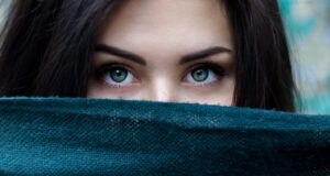 目元の上に現れるまぶたのたるみを解消する方法は？